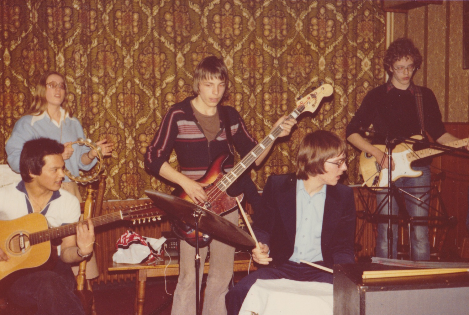Leon met haar en Japanse kopie van Fender Jazz Er was eens